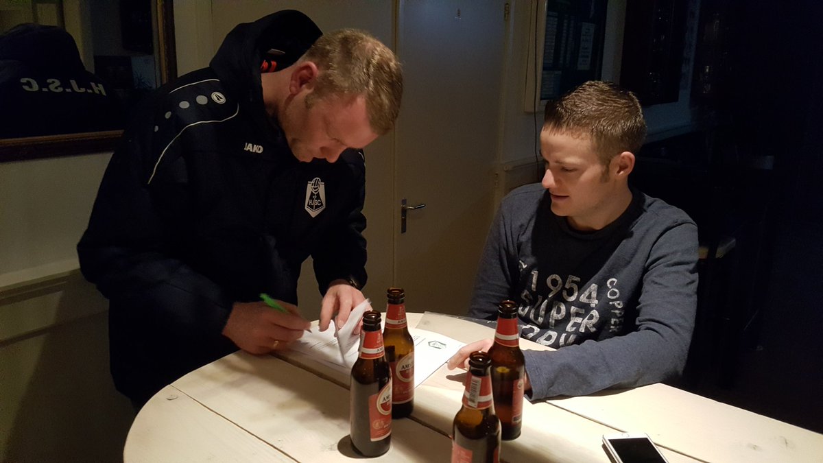 Het kostte ons vier biertjes, maar hij is er toch weer ingetrapt. Nu officieel: <a href="/BWdeR/">Broer Wiebe de Ringh</a> ook volgend seizoen aan het roer bij HJSC 1. #blijmee