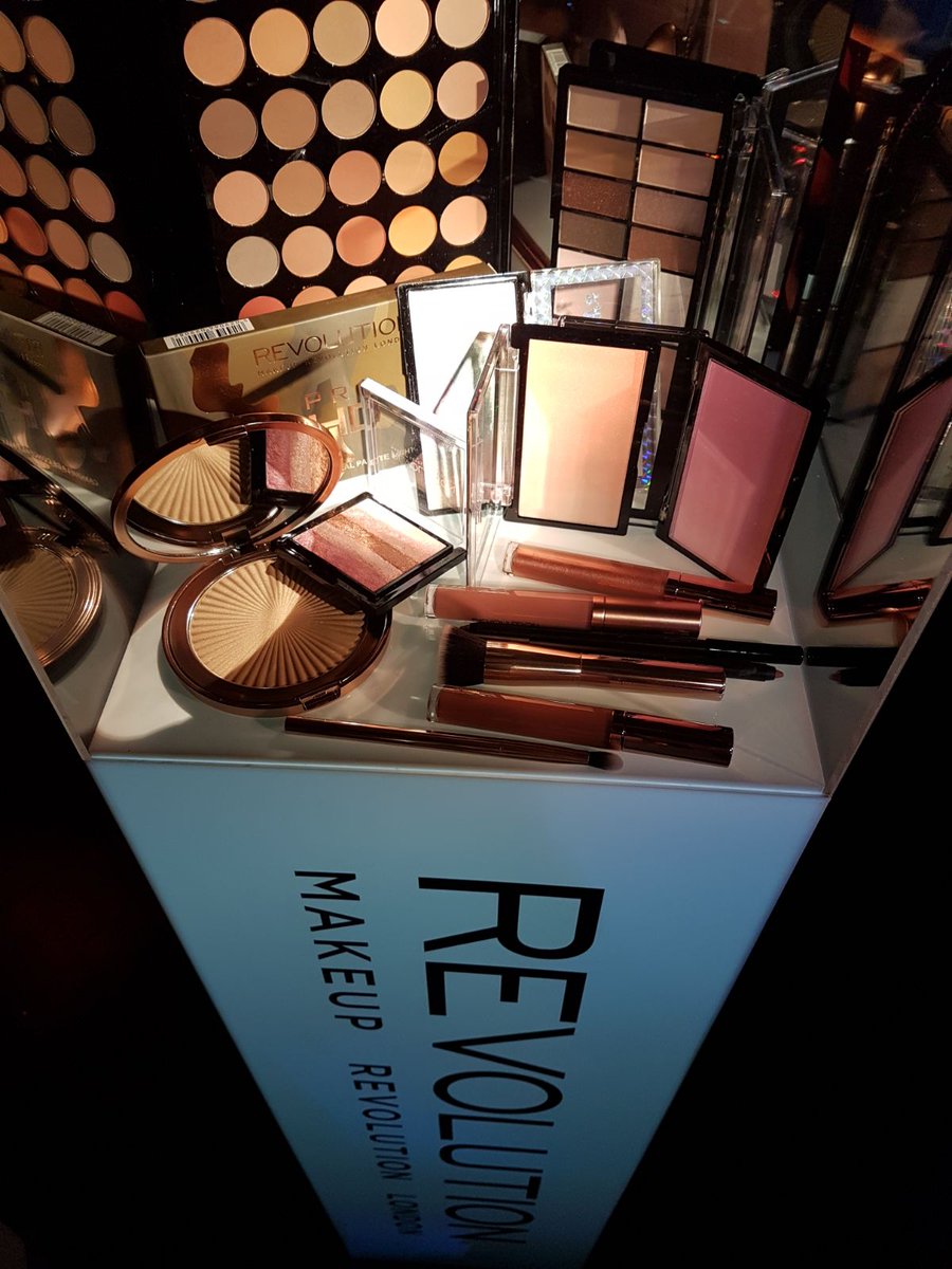 DIARYdirectory's tweet photo. Happy 3rd birthday @MakeupRVLTN 🍾🍾 #revoholic #makeuprevolution #beauty #diarydirectory https://t.co/l9FgEncorM