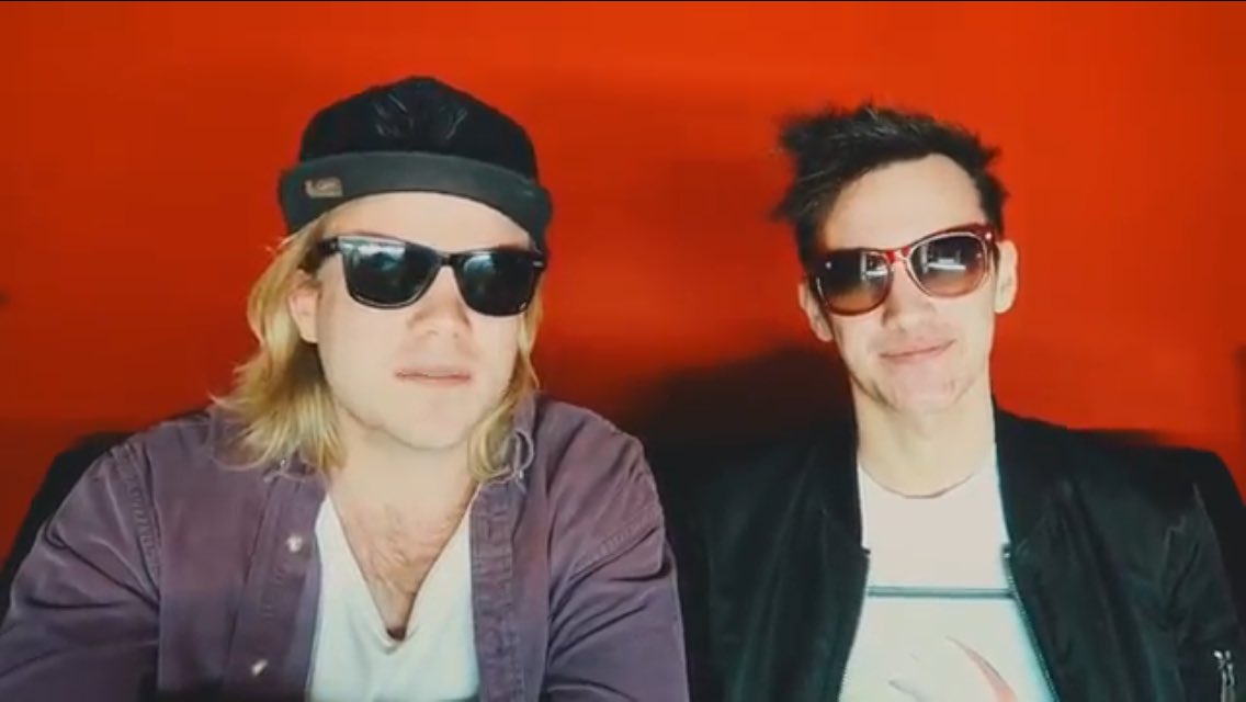 OpheliaMCFLY_GD's tweet image. @ChrisBourne @DannySimm I can see the light reflecting off your sunglasses Danny 😂😂 and trying to peel the sticker #ChrisAndDannyVlog