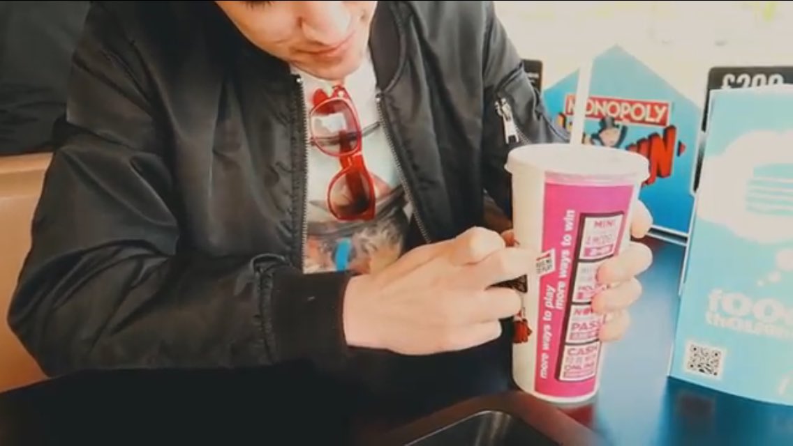 OpheliaMCFLY_GD's tweet image. @ChrisBourne @DannySimm I can see the light reflecting off your sunglasses Danny 😂😂 and trying to peel the sticker #ChrisAndDannyVlog