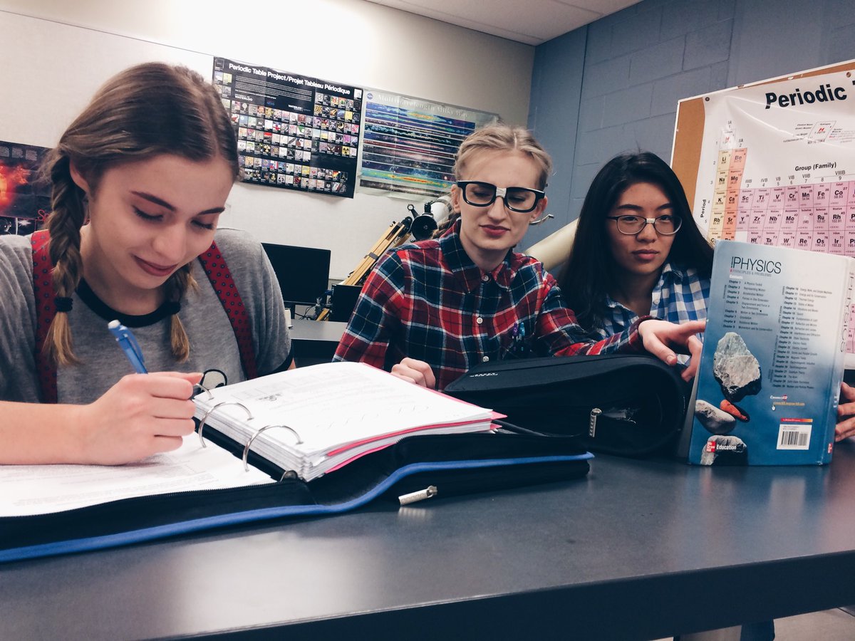 victoriaadiaas's tweet photo. just some nerds in their natural habitat doing physics and getting bullied 🤓 #GCWARS #juniors @GC_StuCo https://t.co/eJfgbFHslH