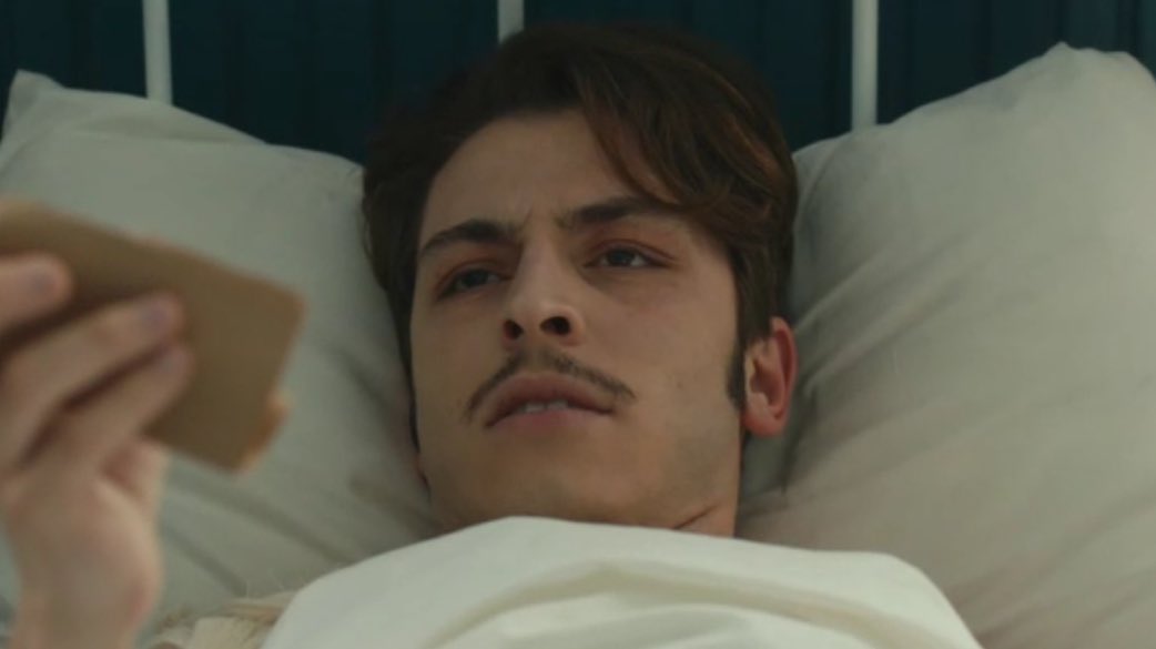 tahammlsz2's tweet photo. #İmkansızAşk yapma Mitera yaaa valla Yıldız değil.. Ben o sarı olan varya Hilal he ona yanığım  bakışı..😂 https://t.co/lexoYMgFKP