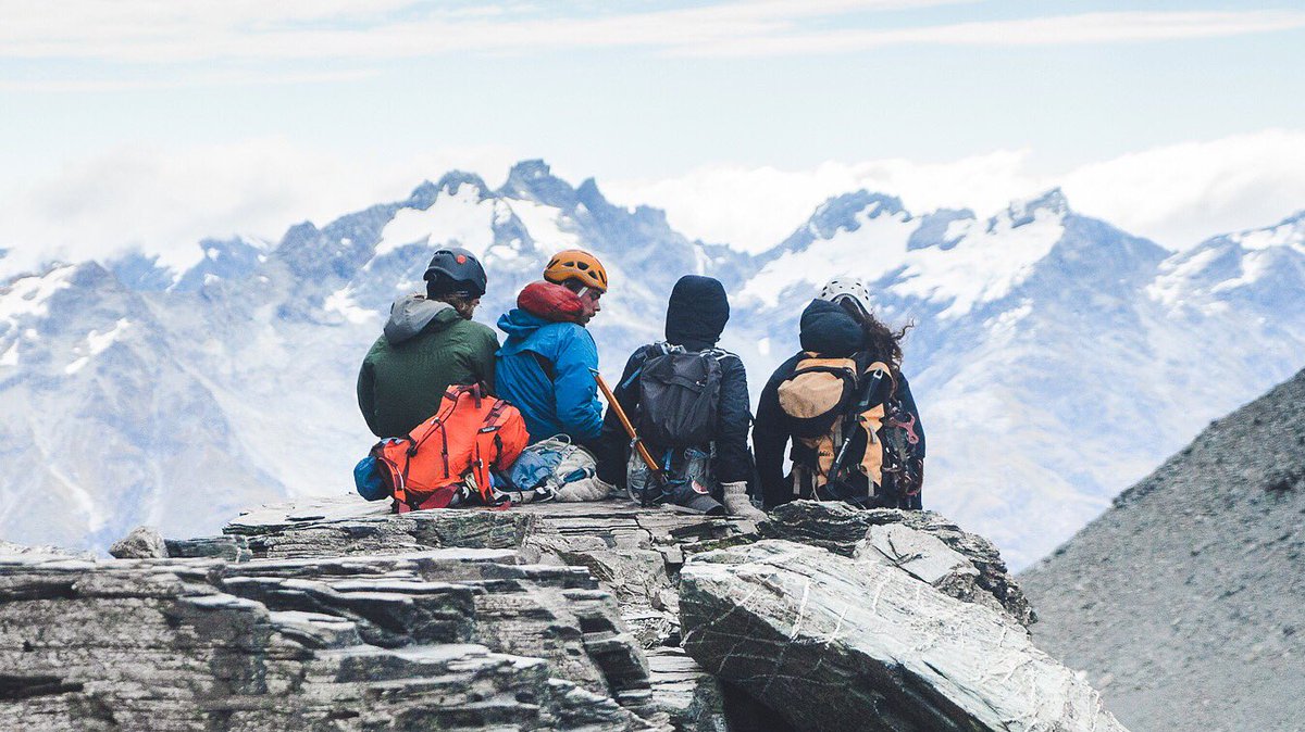 travelcreateexp's tweet photo. Big Crew vs Big Mountain 👨‍👨‍👧🏔. Having a rest stop after scrambling down from the summit of #mountearnslaw. https://t.co/T2RRUjCFsN