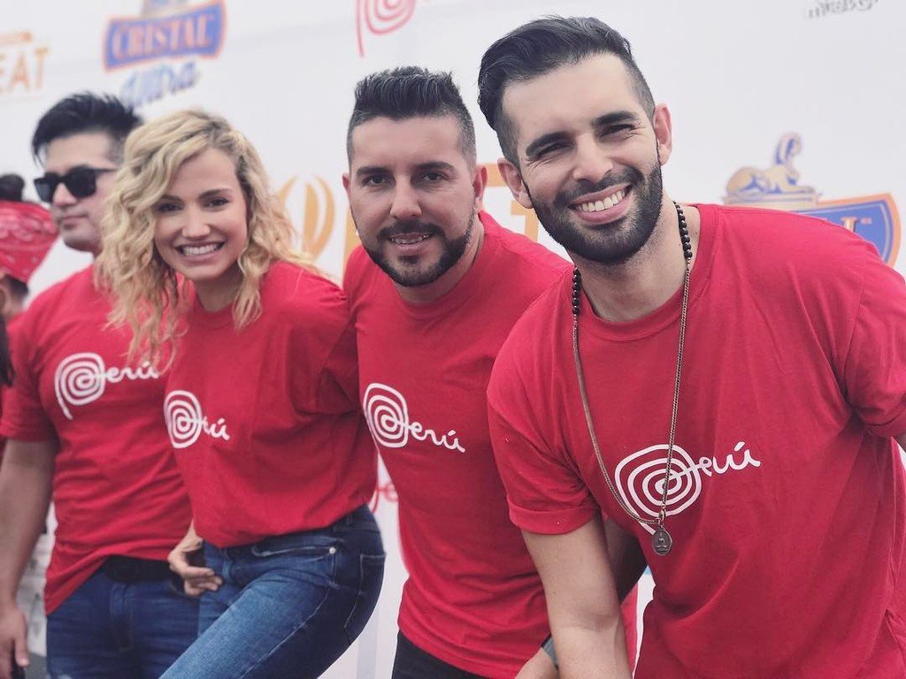 Alkilados's tweet photo. Perú 🇵🇪 estamos contigo! Por acá @fannylu y @deyvisorosco atrás https://t.co/OQSMV46Kbt https://t.co/7OowEAvoSG