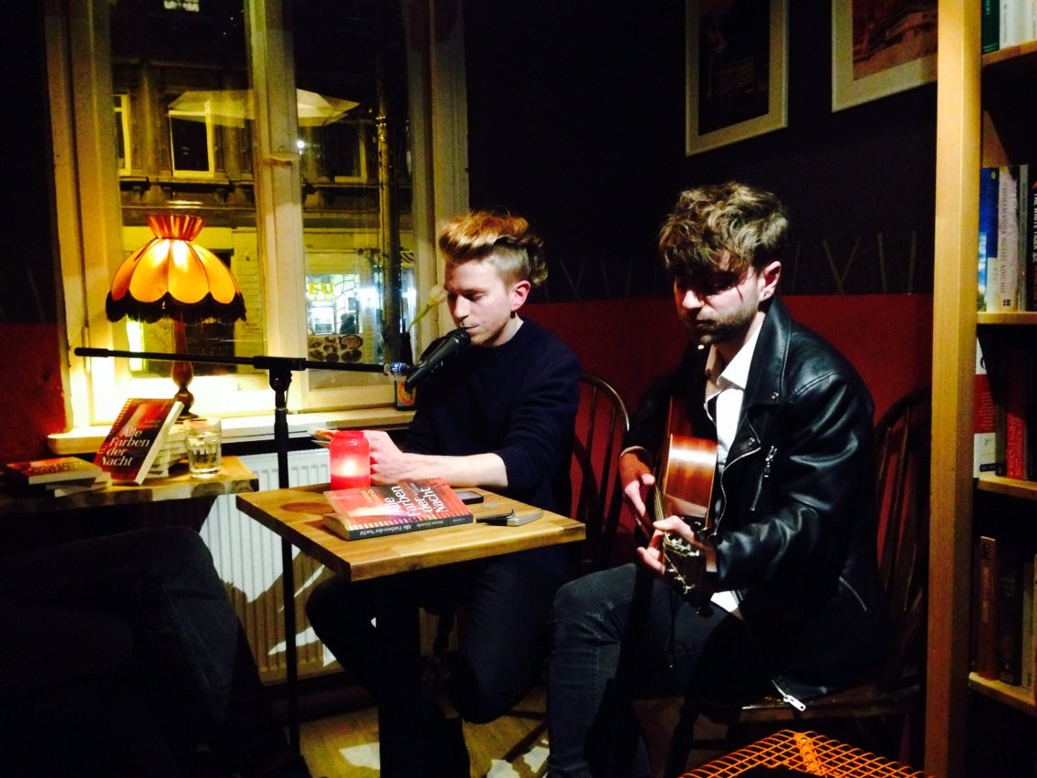 HelmerVerlag's tweet photo. Superschöne musikalische Lesung mit Jonas Zauels und "Alle Farben der Nacht". Vielen Dank! Auch an das Café Kune! https://t.co/B9PsPIxsaY