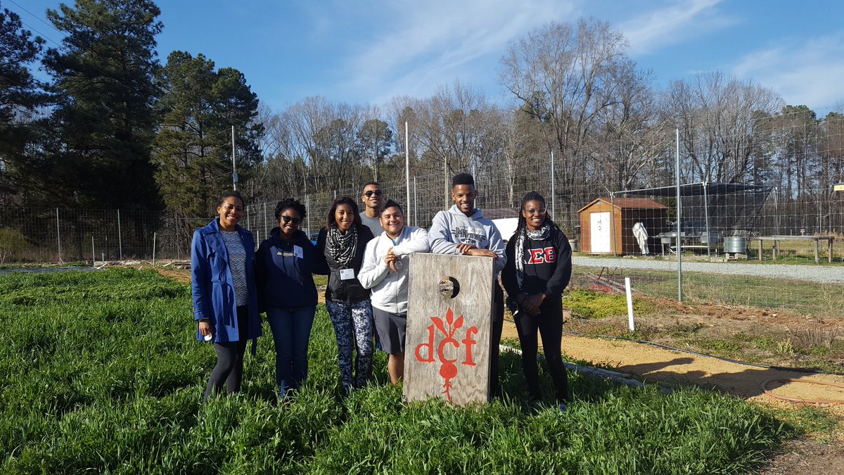 AshleyAtFuqua's tweet photo. Had a wonderful time volunteering at @DukeCampusFarm this afternoon with @MLTOrg prep fellows! Excited for #MLTFuqua to officially kickoff! https://t.co/HvHHCxBnbh