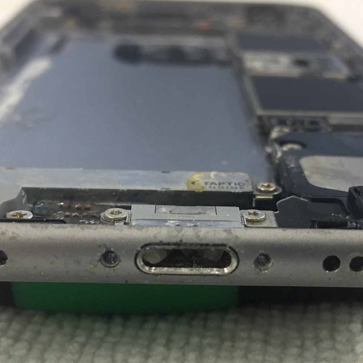 CrackdMobile's tweet image. Hold the #rice and just bring your #WaterDamaged #iPhone to #Crackd right away for professional cleaning and repair!