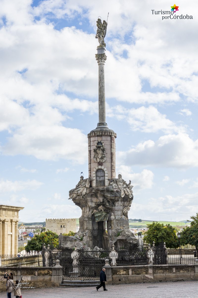 Este arcángel d mármol q eterniza
su vuelo vertical en piedra dura,
desde el mástil azul d su escultura
cambia d norte el rumbo d la brisa.