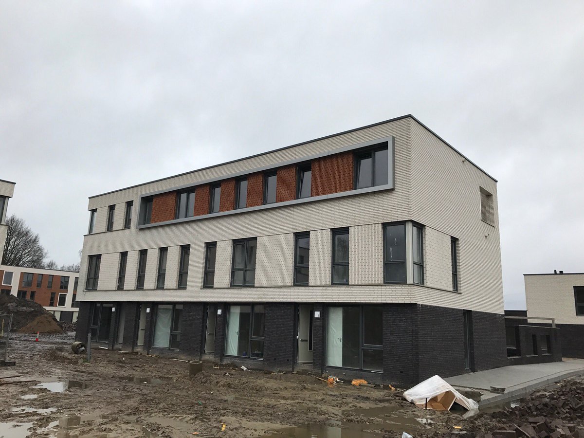 pbhaan's tweet image. Voor @Nijhuis_Bouw hebben we in #Enschede o.a. #Kaders gemonteerd. Nu de steigers weg zijn is het resultaat goed zichtbaar! #Bouw #Prefab