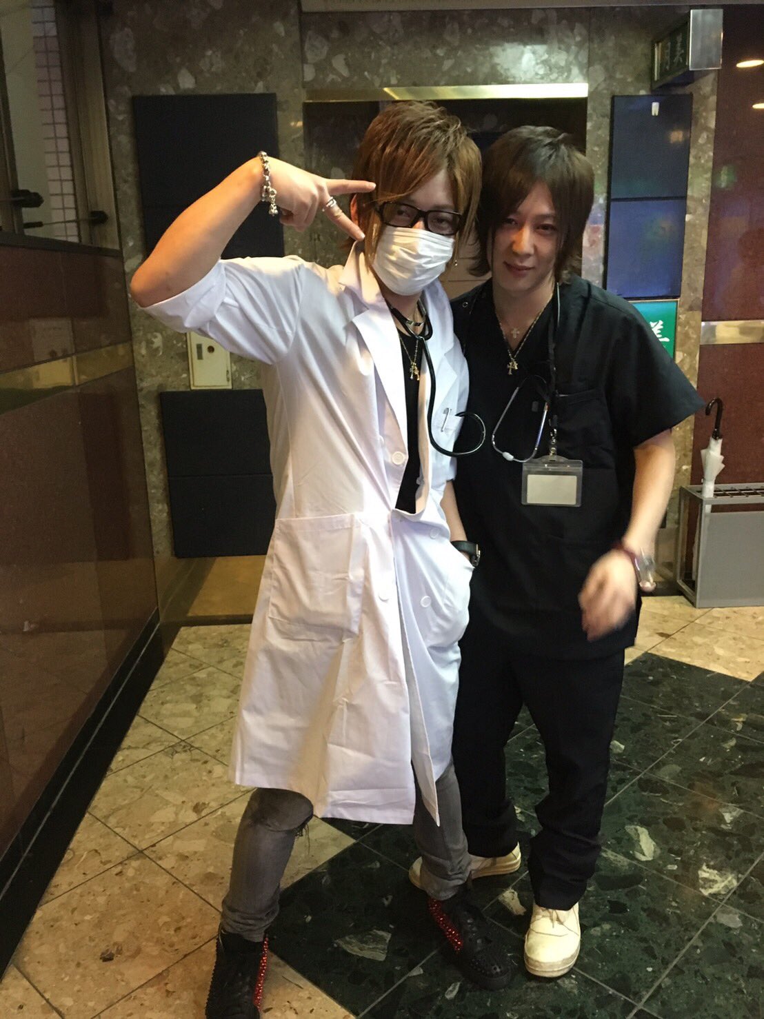 華神 集也 サブ この前医者になった 笑 白衣より 手術着の方がかっこいいなって思ったんだけどあなたはどっち T Co Votbmf5mon Twitter