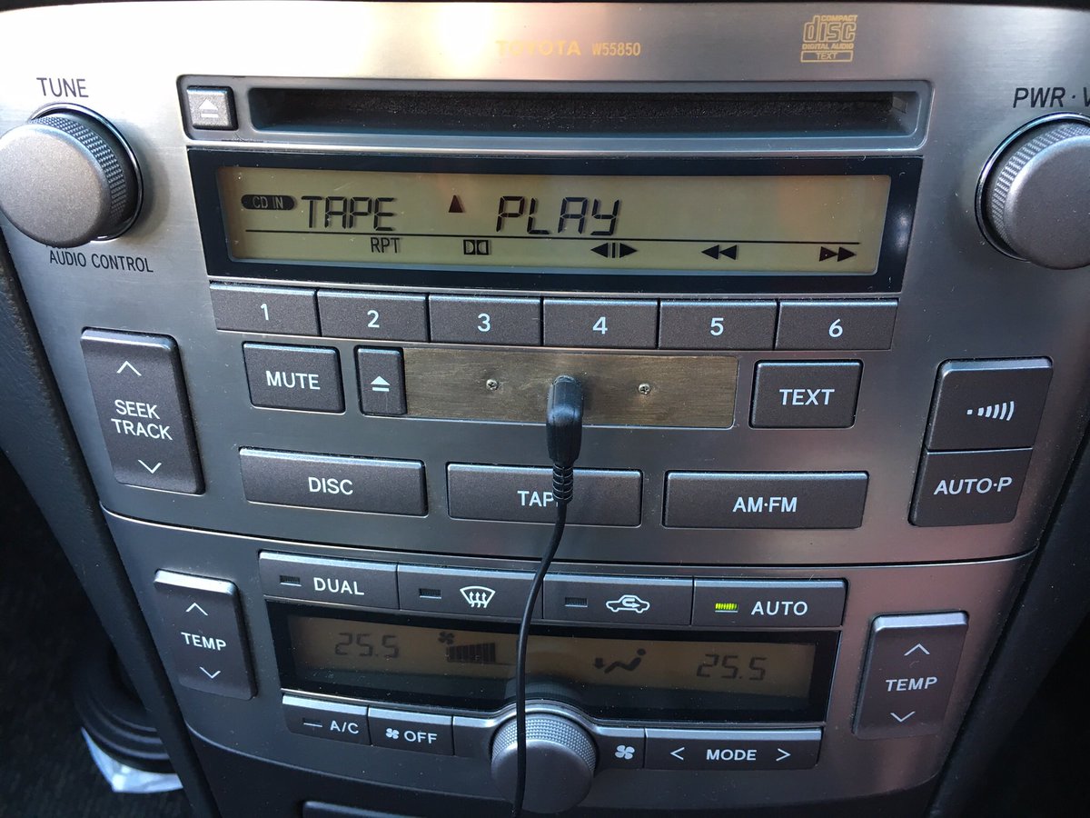 Kazu P Twitterissa 旧車のカーオーディオのカセットテープを外部入力化へ これで Iphonやipodから音楽を聴ける アベンシス カセットテープ カーオーディオ