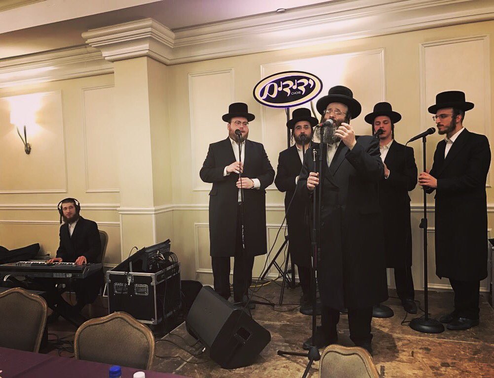 YedidimChoir's tweet photo. Meanwhile, at a dinner in #boropark with #RebShloime @TaussigMusic music by @HershyPavel https://t.co/CRMd7Q5Ibj