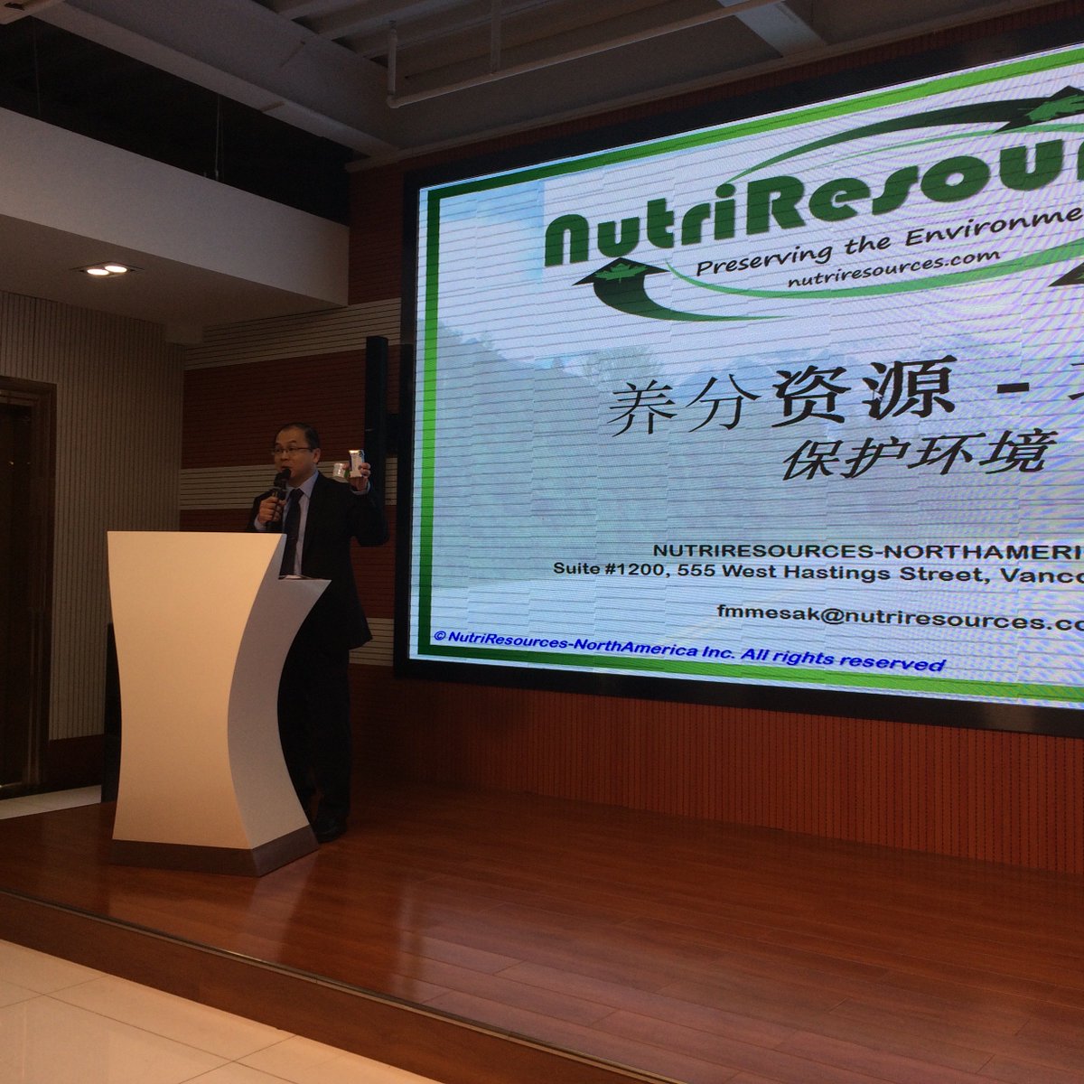 SFUVentureLabs's tweet photo. Nutri-Resources, @ShieldXTechInc &amp; @FanDineVancity introducing their businesses to potential investors and partners in Shenzen, China #C2CAN https://t.co/I1xKWK309G