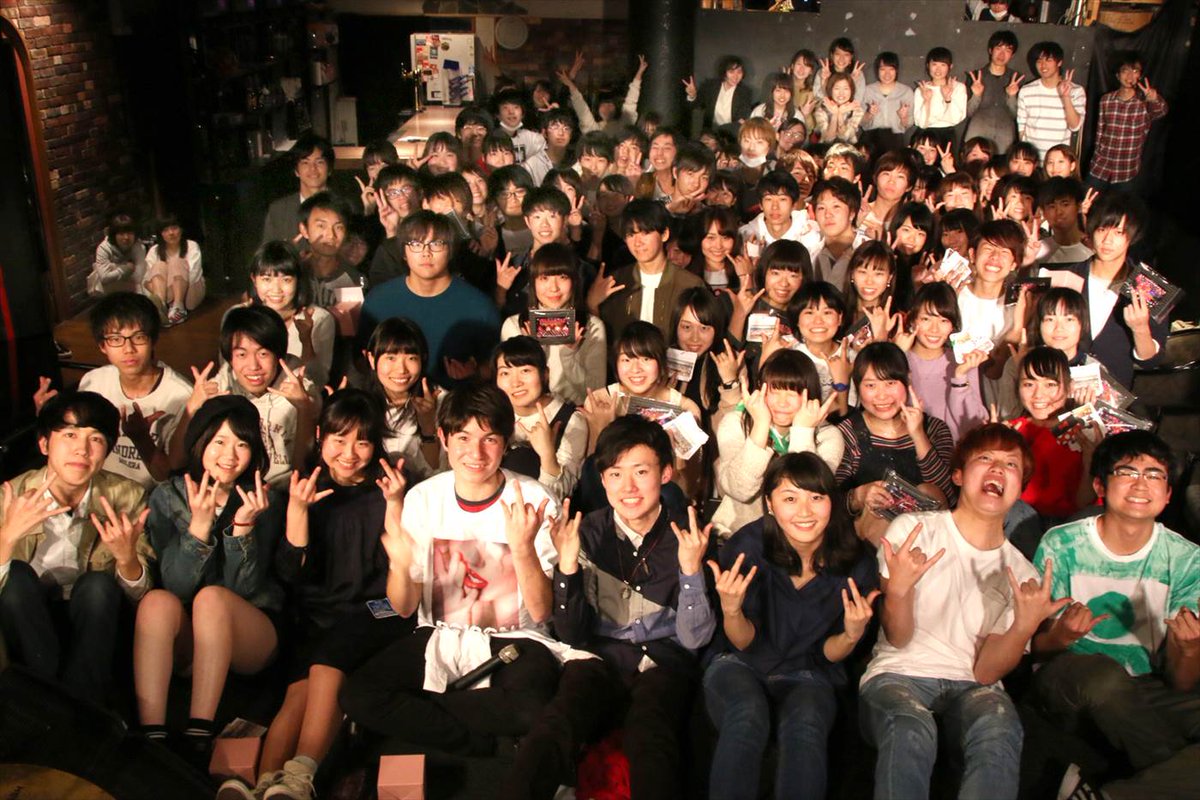 KuzLIP2nd's tweet photo. 豊中高校卒業ライブDAY2の写真アップしました！
おそらく一番大阪から離れる卒業生が多い高校だけあって「最後の一日」感の強い、感動の多い一日でした。
卒業生の皆さん、ご卒業おめでとう！　
https://t.co/esqMYPqf0V https://t.co/4p3rt3L4mu