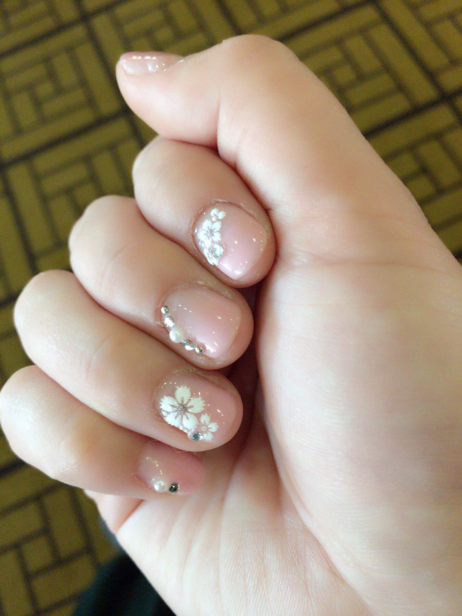 むー ネイル垢 卒業式ネイル シンプルにしてみました 袴に桜の刺繍があるので それと合わせて桜のシールを使用しました