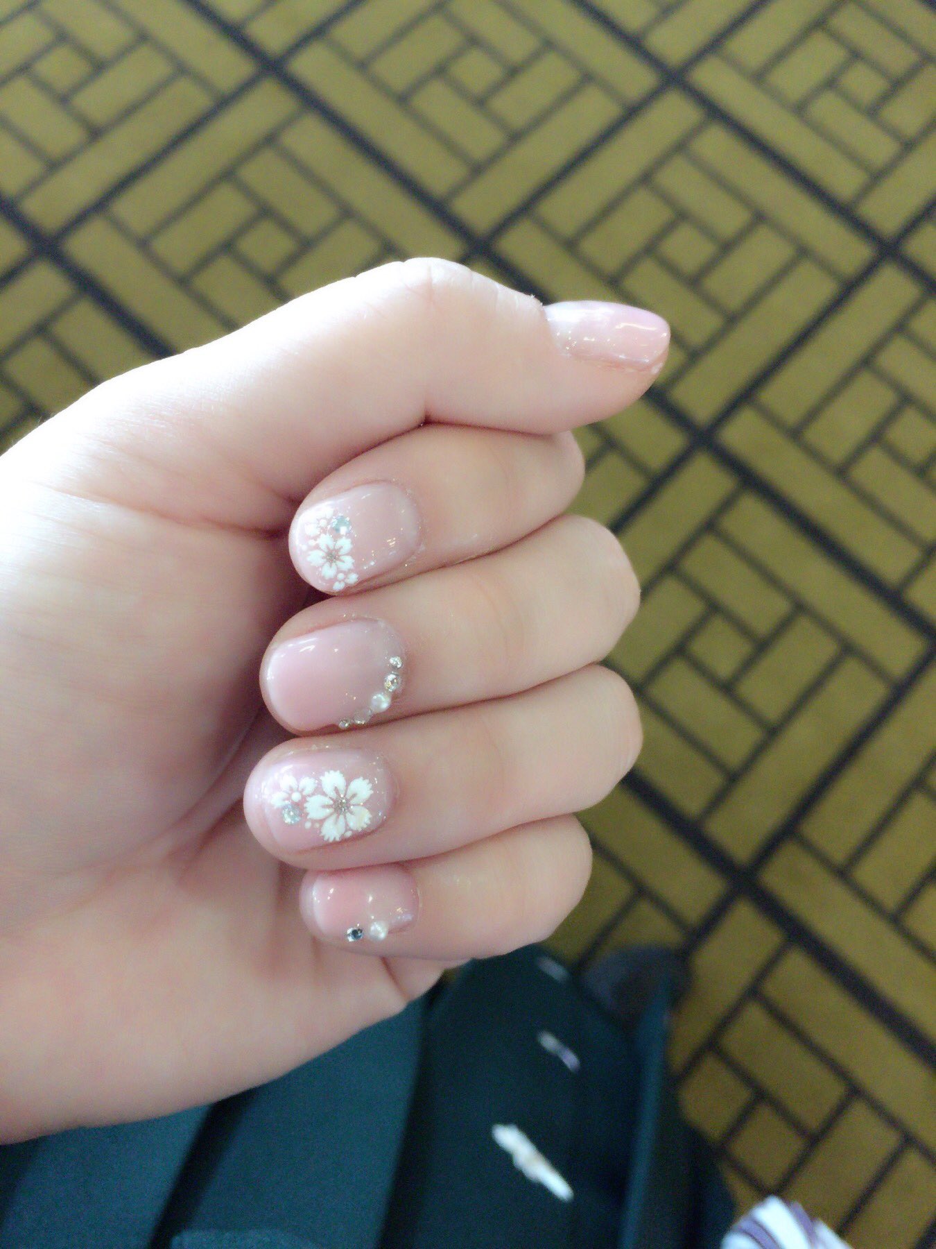 むー ネイル垢 卒業式ネイル シンプルにしてみました 袴に桜の刺繍があるので それと合わせて桜のシールを使用しました