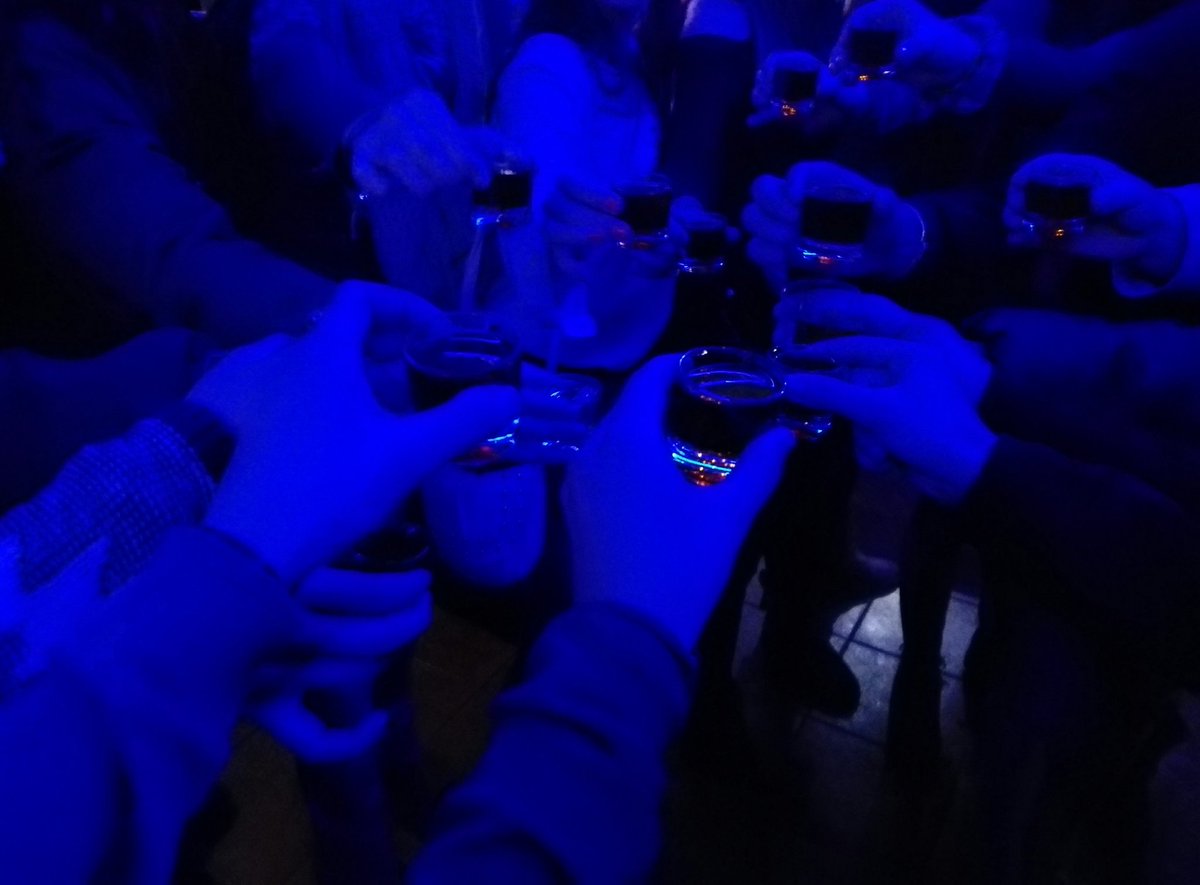 uxue_mtc's tweet photo. En el descanso cogiendo fuerzas. Afina tu hígado. Sintoniza si puedes. #eue28 https://t.co/LVZRBW38AA