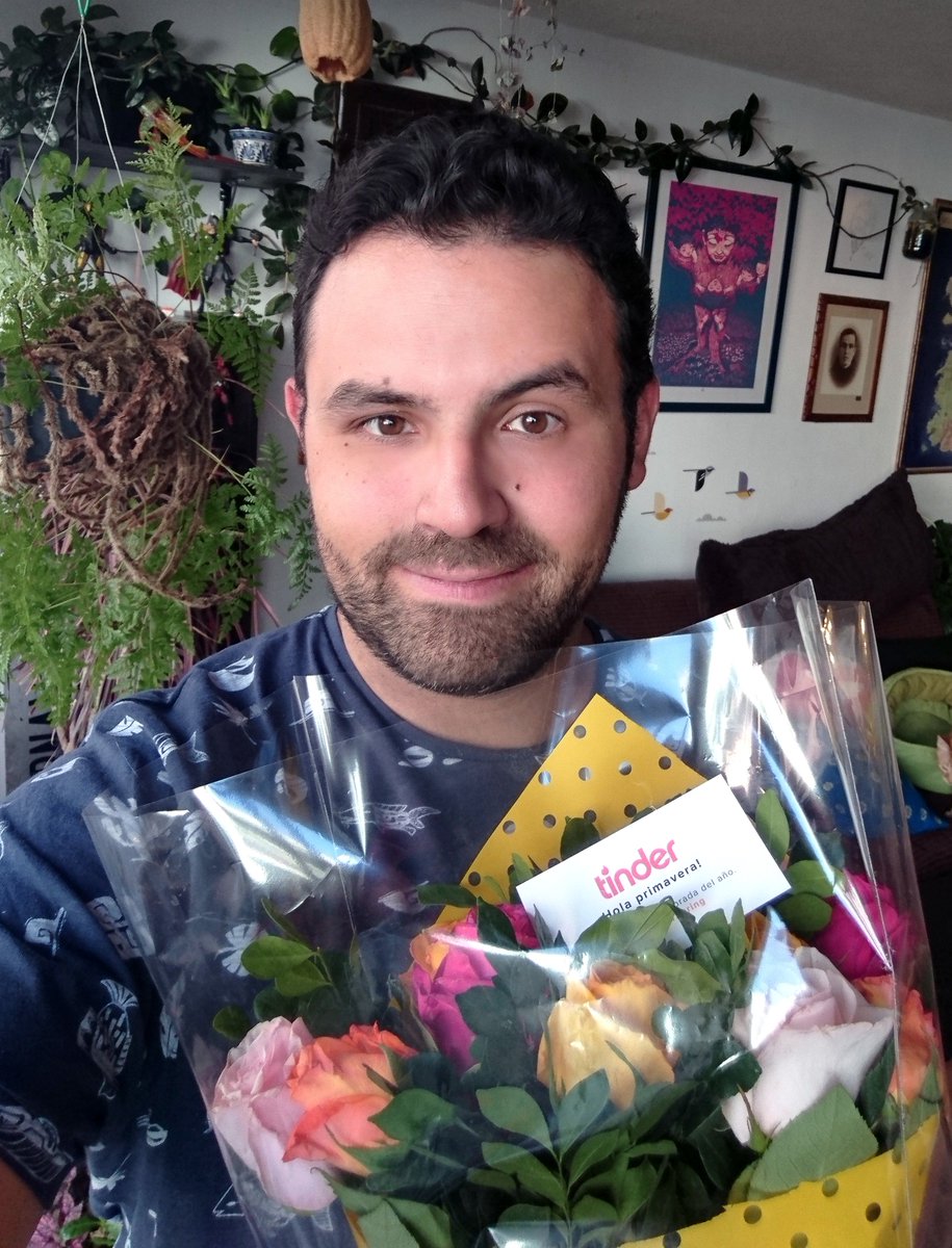 mareoflores's tweet photo. .@tinder me regaló flores. ¿Querrá conmigo o porque me apellido Flores? ¡Búsquenlos, andarán regalando por toda la CDMX! #SwipeForSpring https://t.co/BjK75TUju2