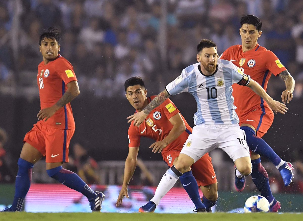 Argentina's tweet photo. #VamosArgentina 25' La Selección Argentina le gana 1-0 a @LaRoja, con gol de #Messi, de penal 🇦🇷🇦🇷 https://t.co/PjnsQJy0V3