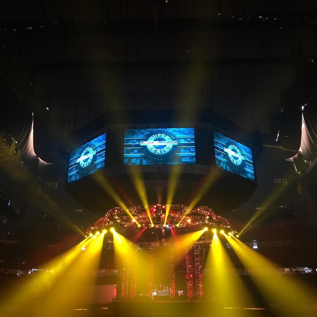 blink182's tweet photo. About to hit the stage soon! 🚨 #RODEOHOUSTON https://t.co/HfFlyIB740