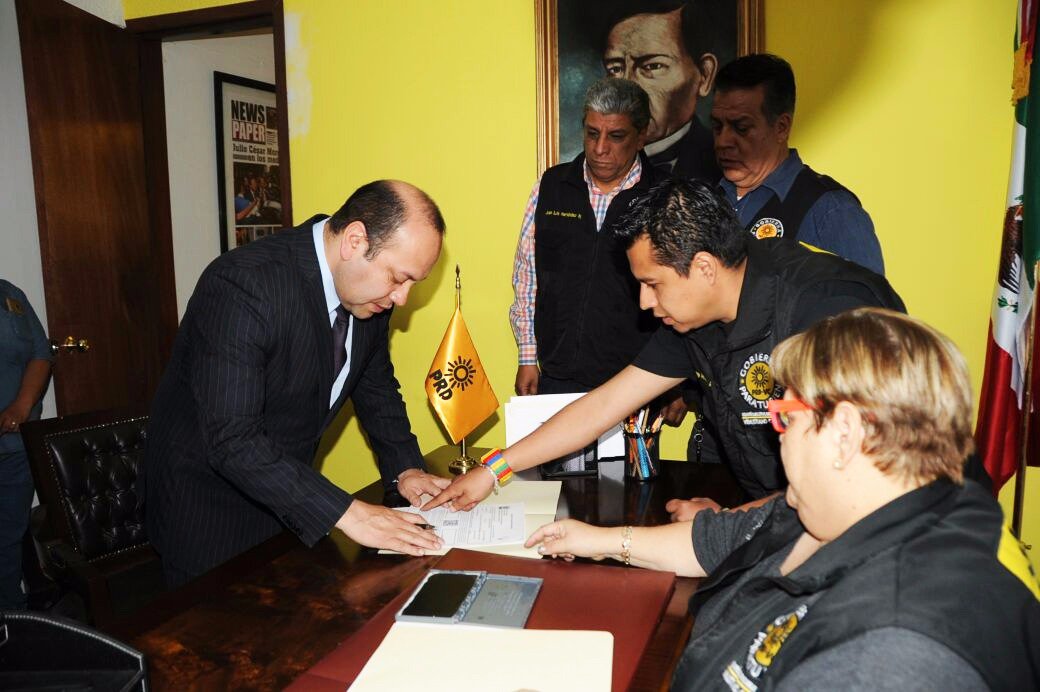 julioc_moreno's tweet photo. Hoy refrende mi afiliación y mi lealtad al @PRD_CDMX partido que me ha dado grandes satisfacciones políticas. #MeQuedoEnElPRD https://t.co/C87zoagapO