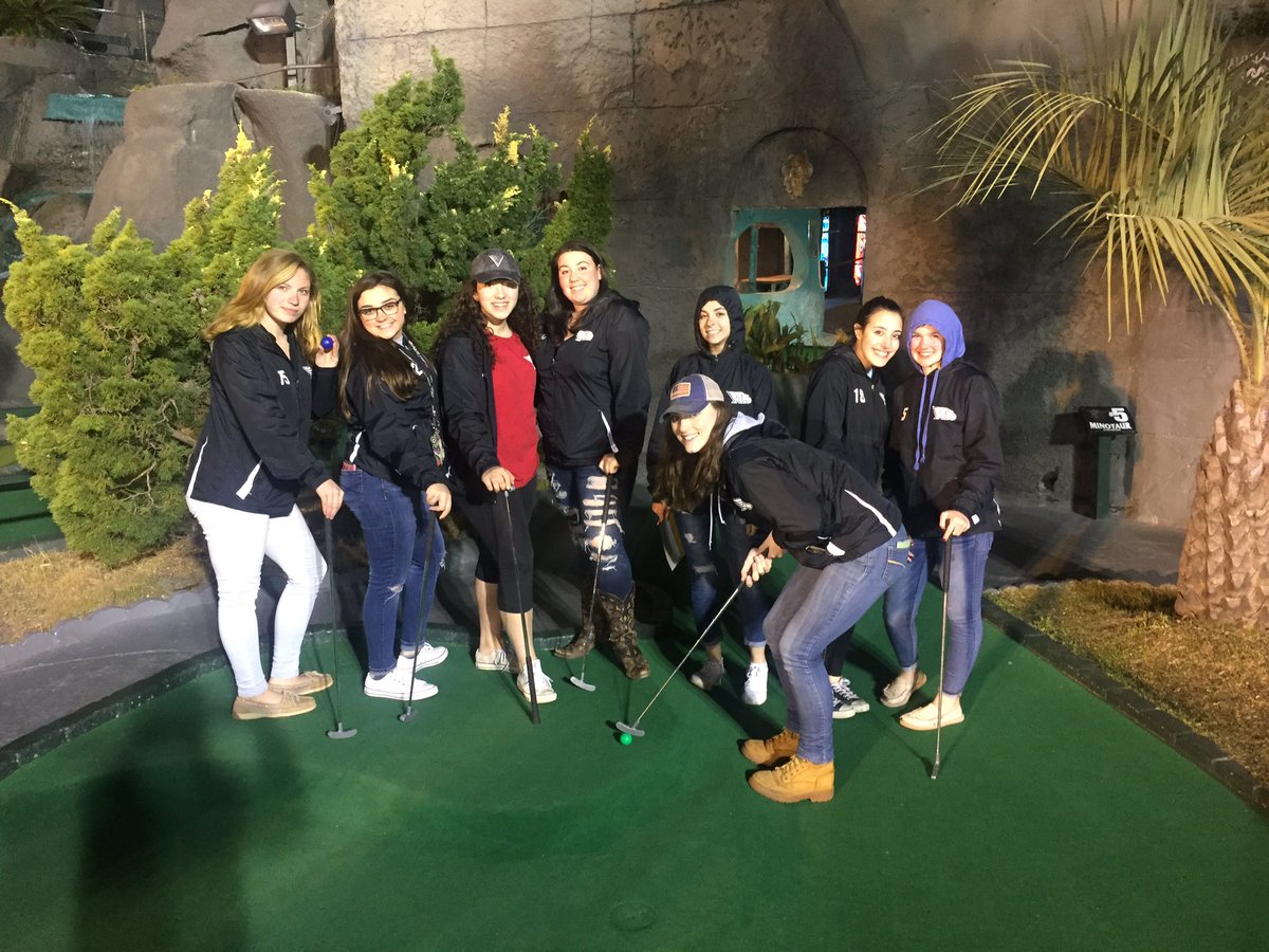 ConnieEmbley's tweet photo. Softball team playing some mini golf #funinSC https://t.co/Shv3x2FENQ