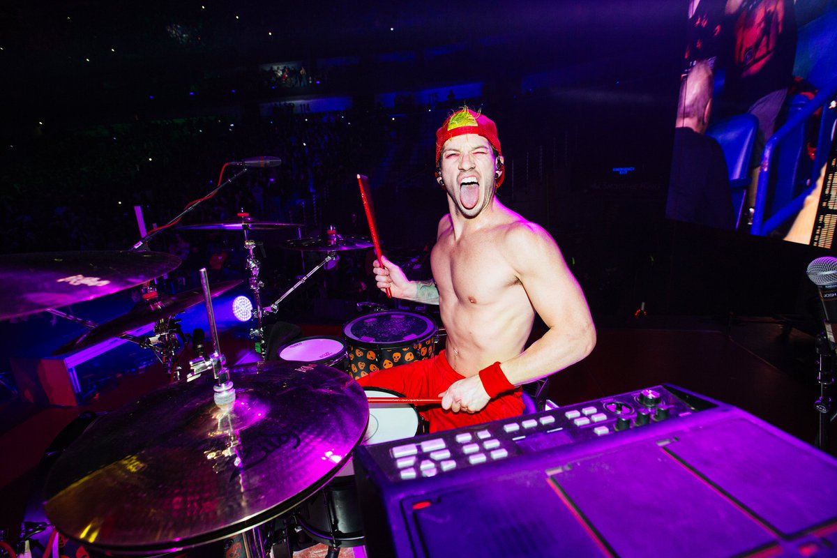 twentyonepilots's tweet image. photos from the final shows during n america's #ERS2017 are here. thanks again to @judahandthelion and @jonbellion: goo.gl/zg7P9Q