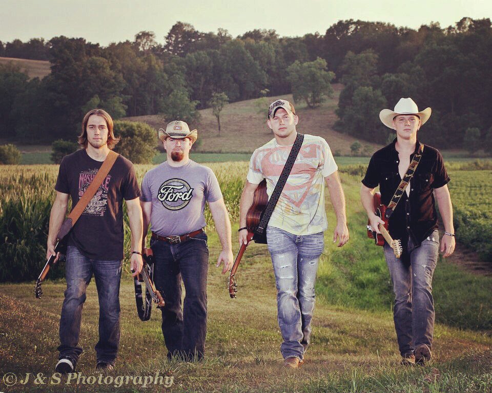 CaseeAllen's tweet photo. Best #ThrowbackThursday EVER๐๐ป haha๐The good ole garage band days! #wewerebabies #5years #route83 #SameBoots #coshoctonohio #whereitallbegan https://t.co/Ei2hxXp9Rn
