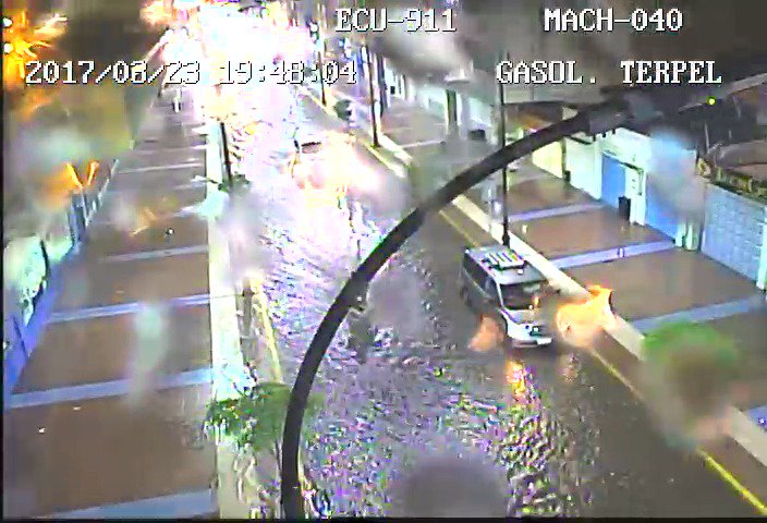 ECU911Machala1's tweet photo. #VideovigilanciaECU911
🚨🚒🚙 [ATENCIÓN] Circule con precaución principales calles y avenidas de #Machala se encuentran inundadas. https://t.co/omTXyuhI1E