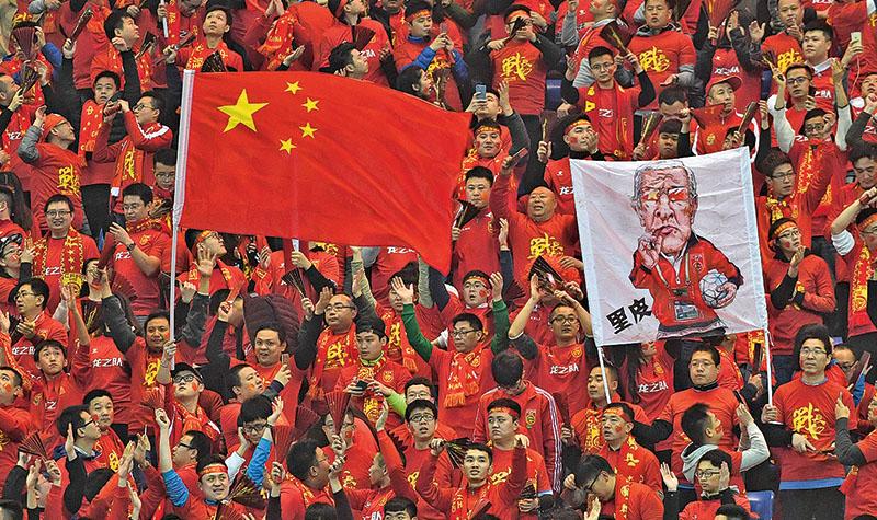 In #China vs S Korea football match amid tensions, 10K police officers station in stadium to monitor 30K fans news.mingpao.com/pns/dailynews/…