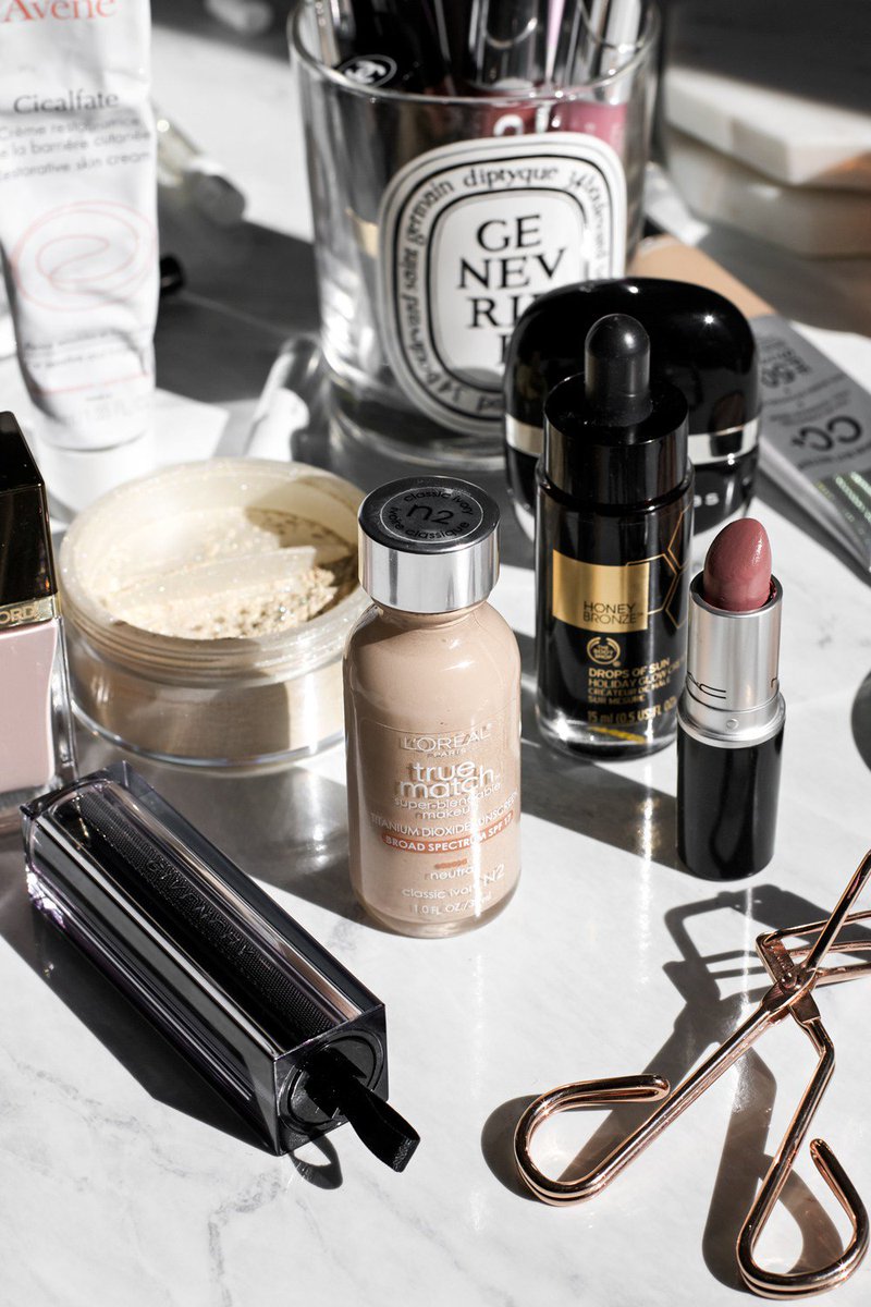 Paulaa13t's tweet photo. What's in my Makeup Bag: March #bbloggers #makeup #beauty #ontheblog https://t.co/HO6KEQg4XH https://t.co/KaB8uscscf