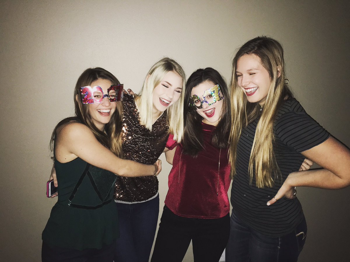 Kayleekriesel's tweet photo. All I know if there's always gonna be those people you can always count on in life. Miss you guys and can't wait for summer💕☀️❤ https://t.co/sVOtY3pJvN