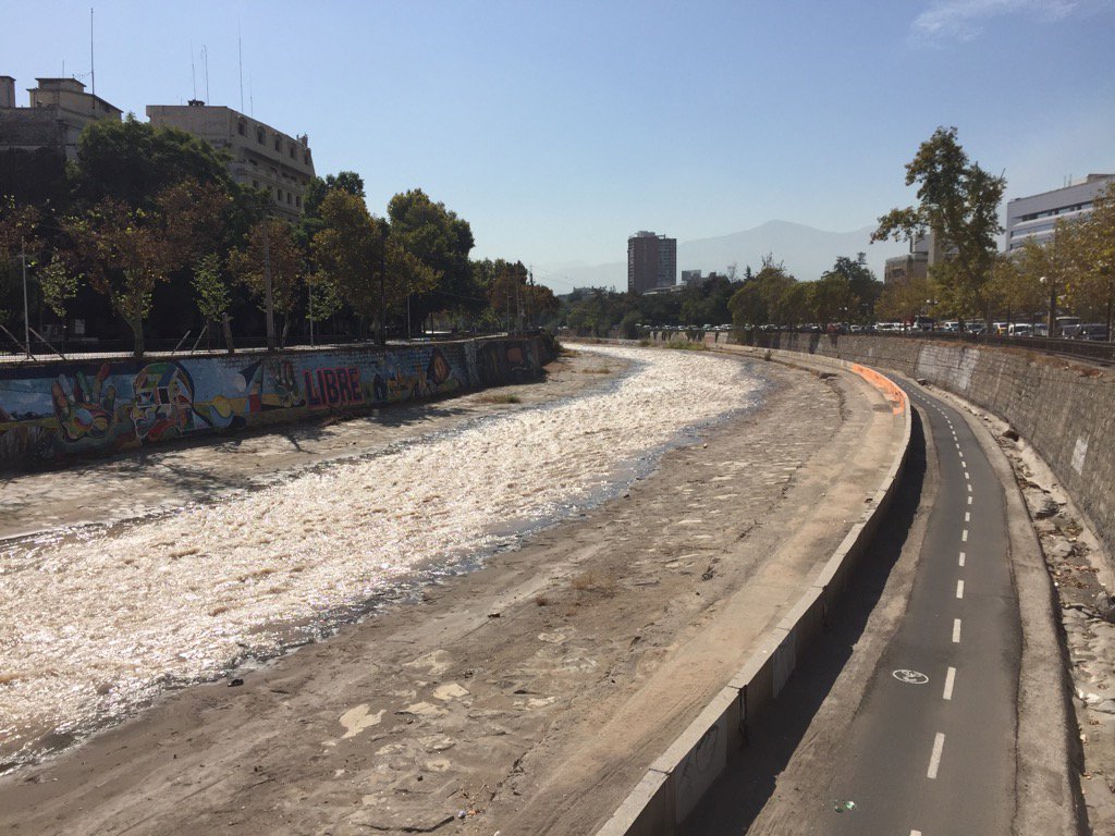 ciberviviente's tweet photo. @Orrego impulsa #mapocho #pedaleable. Idea que desafía la naturaleza del caudaloso río capitalino, sí caudaloso río. https://t.co/e42i8crpjt