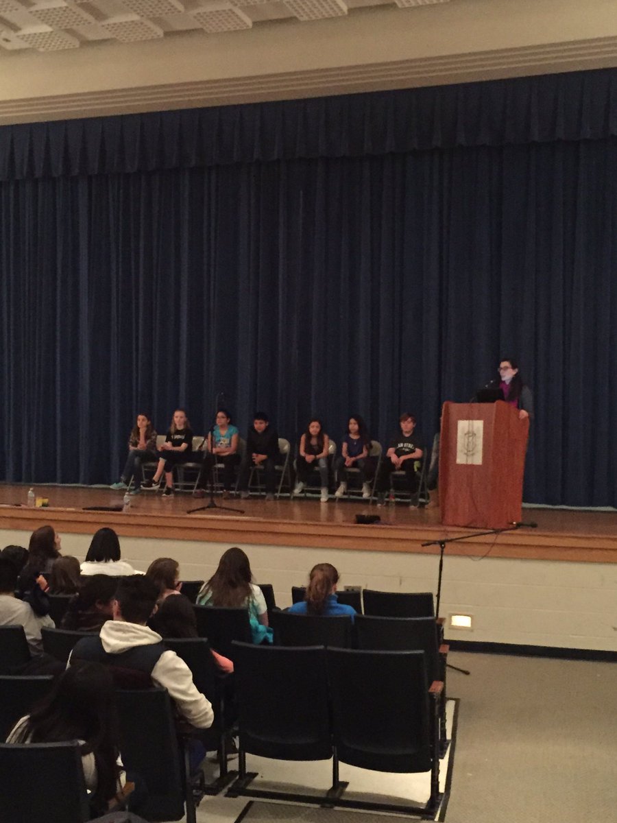 SraRaa1's tweet photo. Día estupendo compartiendo y aprendiendo en 5°grado #spanishspellingbee #aztecdance #art #openmic #5thgrade #duallanguage #wcusd200 https://t.co/g52k1nW5vG
