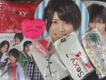 miichan1477's tweet image. 仕事の都合で春から1人暮らしになるので持って行けないジャニーズグッズをどなたか貰って頂けませんか⁉️
（大切にしてくれる人限定）
嵐が多いですが関ジャニ、セクゾなどもあります✨

フォローとリツイートしてくれた人の中で私が選んでDMを送ります📩

急ぎです‼️お願いします🙇‍♀️