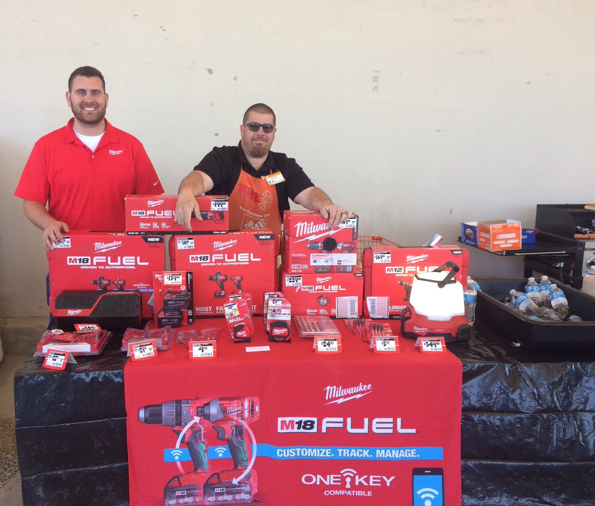 6647pro's tweet photo. Awesome Pro Event! Talked to Pro's throughout store. Got some great feedback! Vendors on hand to answer questions and grilled up lunch! https://t.co/aFeM1jbNaS