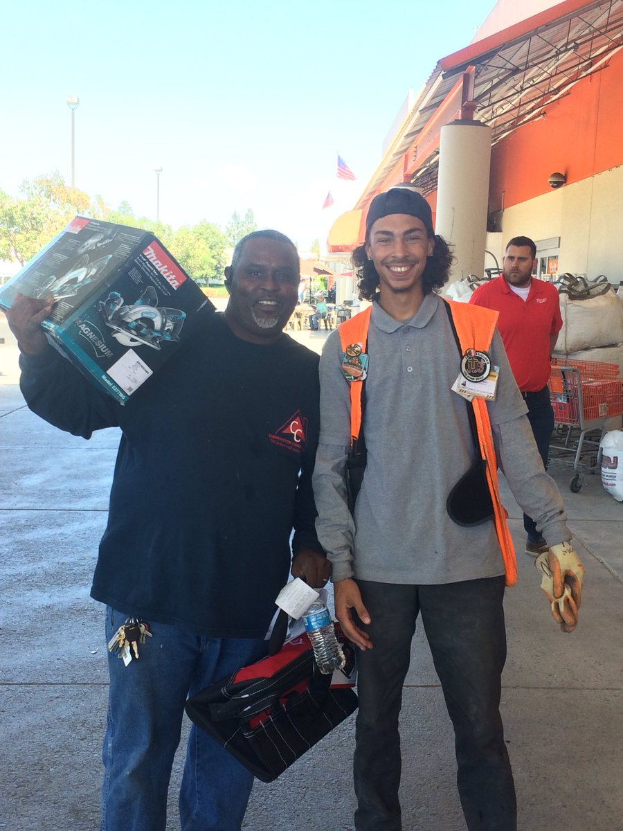 6647pro's tweet photo. Awesome Pro Event! Talked to Pro's throughout store. Got some great feedback! Vendors on hand to answer questions and grilled up lunch! https://t.co/aFeM1jbNaS