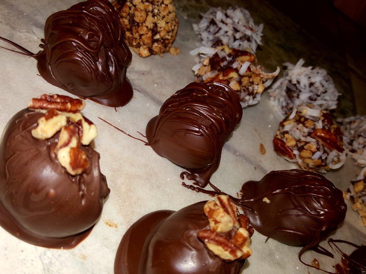 DC2CALI13's tweet photo. Truffles Truffles and more Truffles rolling out of my Cocoa Kitchen..64% couverture dark chocolate makes beautiful ganache 🍫🍫🍫😍💋 https://t.co/ejDrwjL1D4