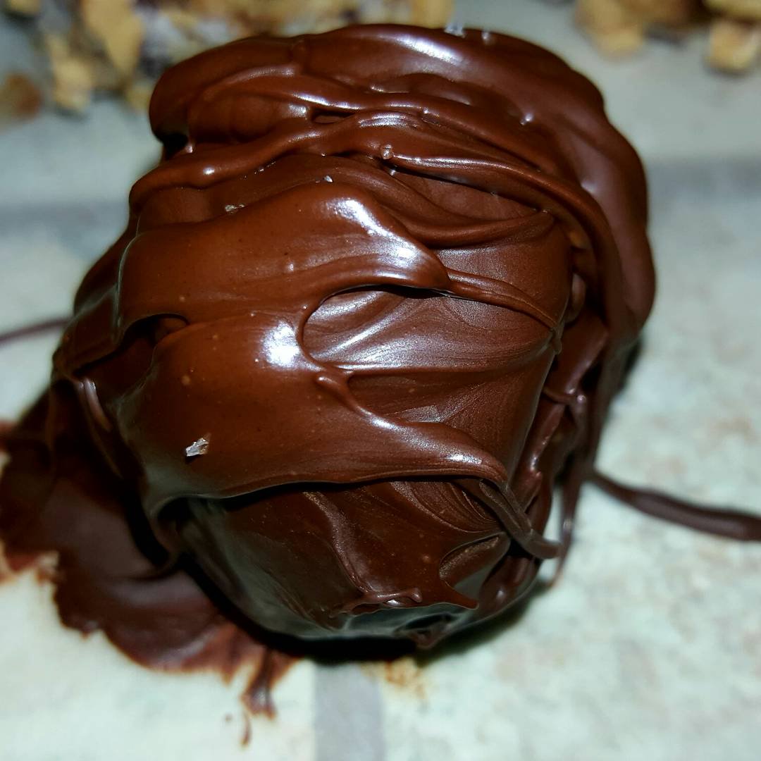 DC2CALI13's tweet photo. Truffles Truffles and more Truffles rolling out of my Cocoa Kitchen..64% couverture dark chocolate makes beautiful ganache 🍫🍫🍫😍💋 https://t.co/ejDrwjL1D4