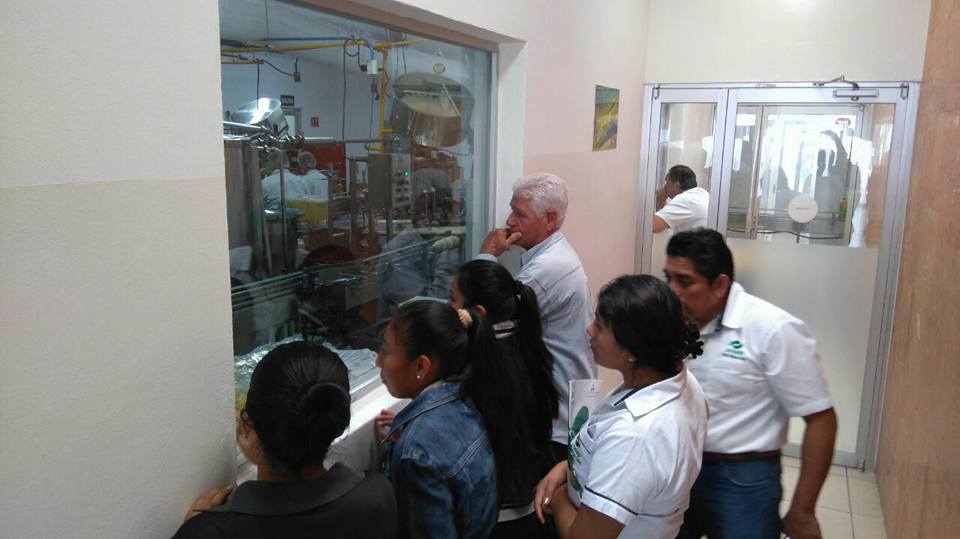 MaaxoOni's tweet photo. Conociendo y visitando a nuestros patrocinadores. #Máaxooni #JovenesEmprendedores #CasaReca https://t.co/sUUGYdX6qM
