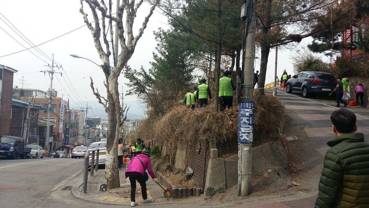 겨우내 쌓인 절개지 쓰레기와
덤불들을 치우고 계시네요