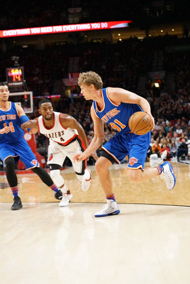 End of 1Q: Blazers 37 #Knicks 23   @MKuzminskas: 8p (2-3 3-PT) @willyhg94: 6p  #NYKvsPOR https://t.co/mMFE2FrAb4