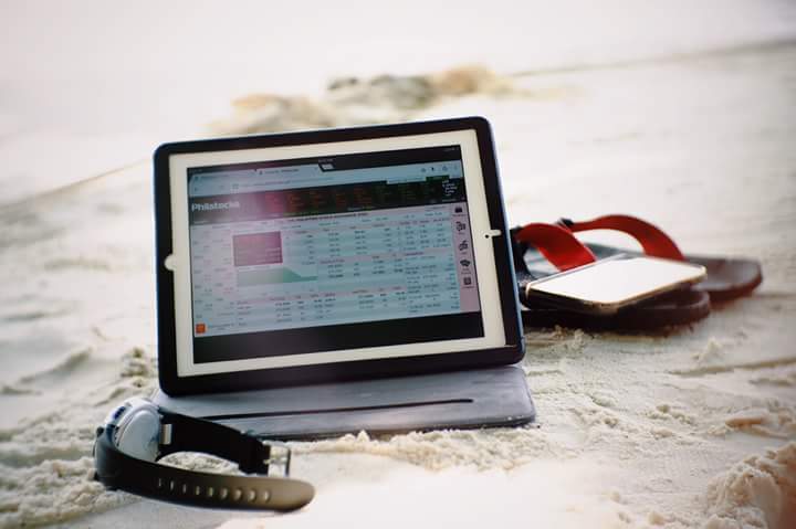 alexsal2013's tweet image. Summer na. I miss the beach. Photo taken last year, trading while enjoying the sand and the sun. #traderthoughts