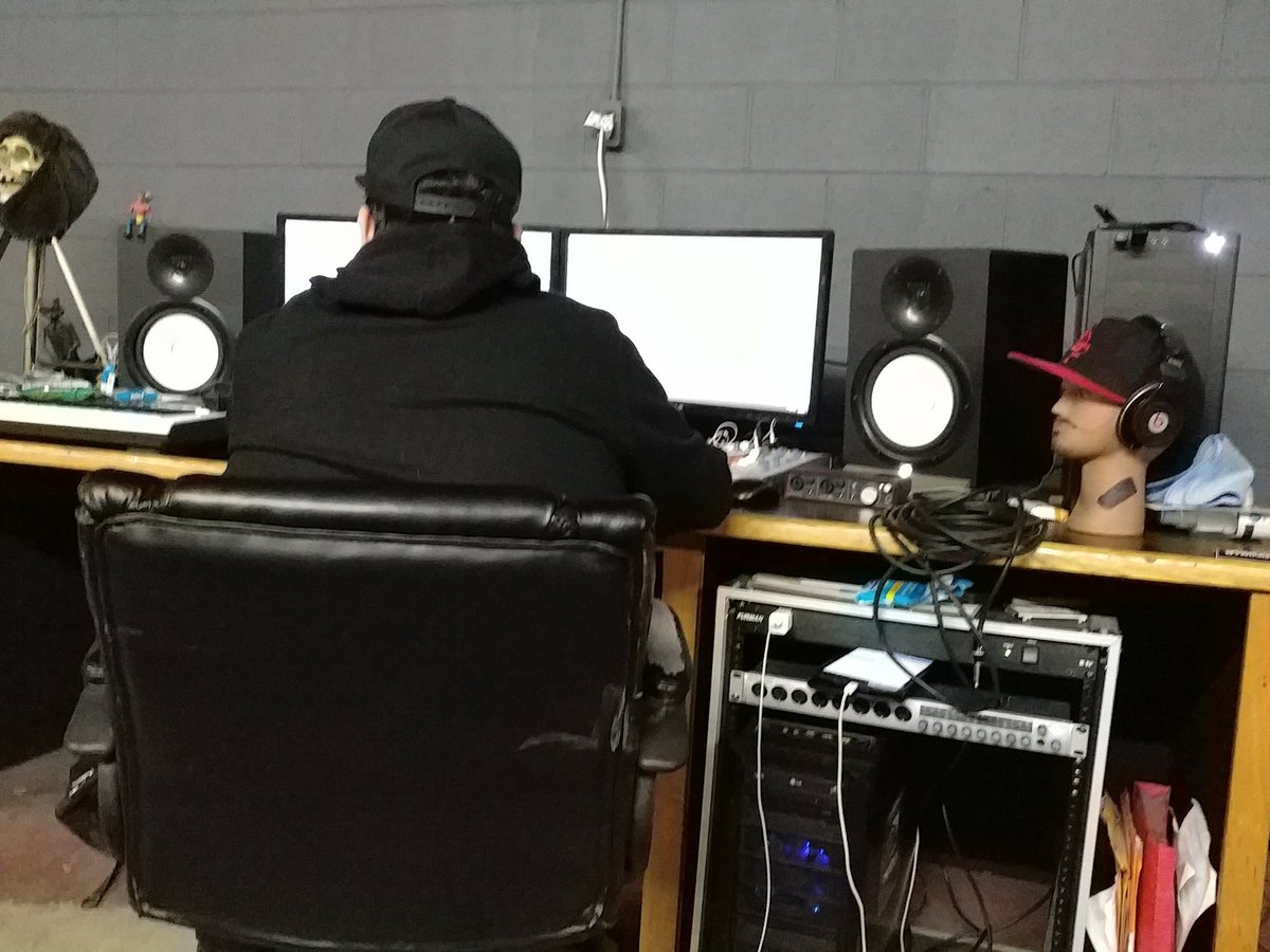 ScareDontFear's tweet photo. .@LarryOhh putting in that mixing work! New music on the way https://t.co/i1Ik0wJQWQ