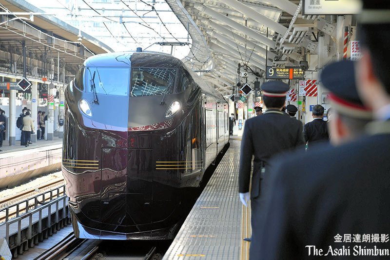 天皇、皇后両陛下は須崎御用邸（静岡県下田市）で静養するため、「お召し列車」で東京駅を出発しました。（啓）＃東京駅