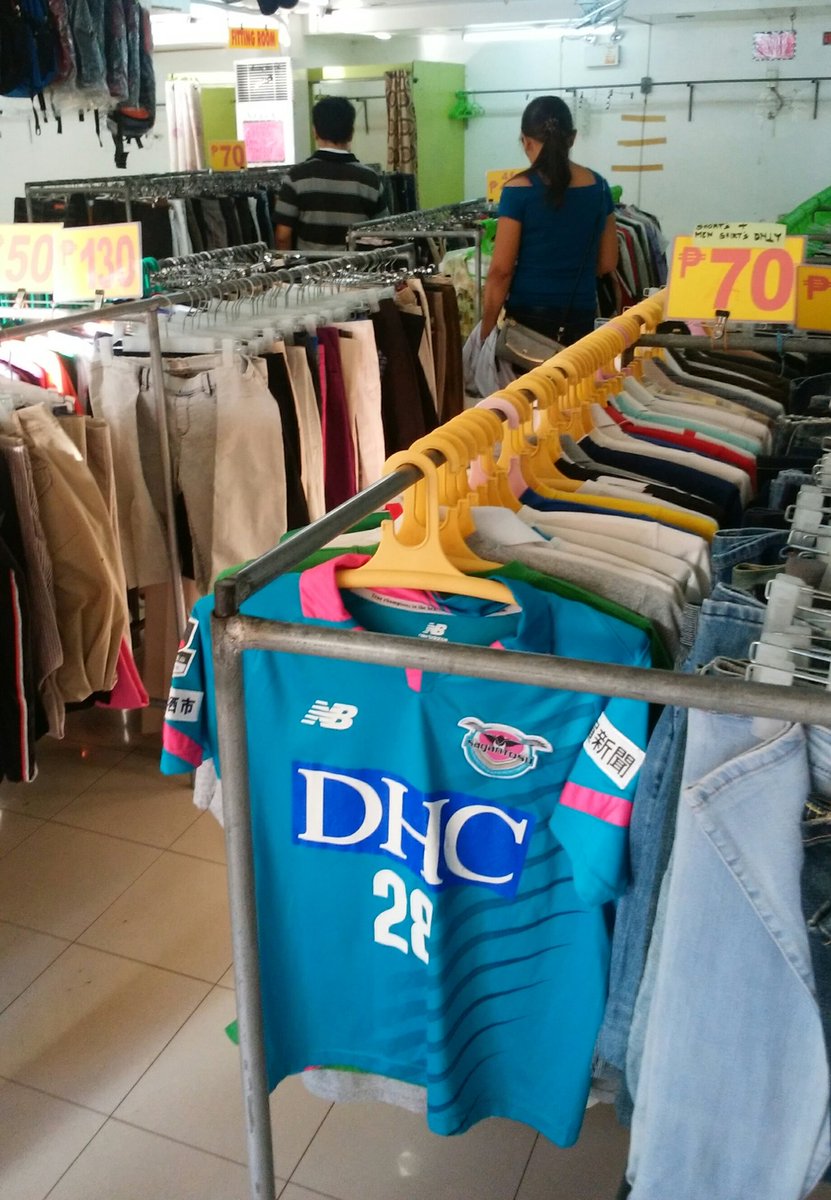 kuya_takeshi's tweet photo. フィリピンの古着屋でサガン鳥栖のユニフォームが売ってた。
価格70ペソ（約160円）。 https://t.co/JtwqYw5Wyp