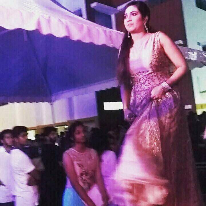 nimasha4sg's tweet photo. This is how #MelodyQueen @shreyaghoshal walking to the heaven .Angel's walking style π#Sentia2017 #MITE #Mangalore #NewOutfit #QueenSlaying https://t.co/5qPiMK1kMw