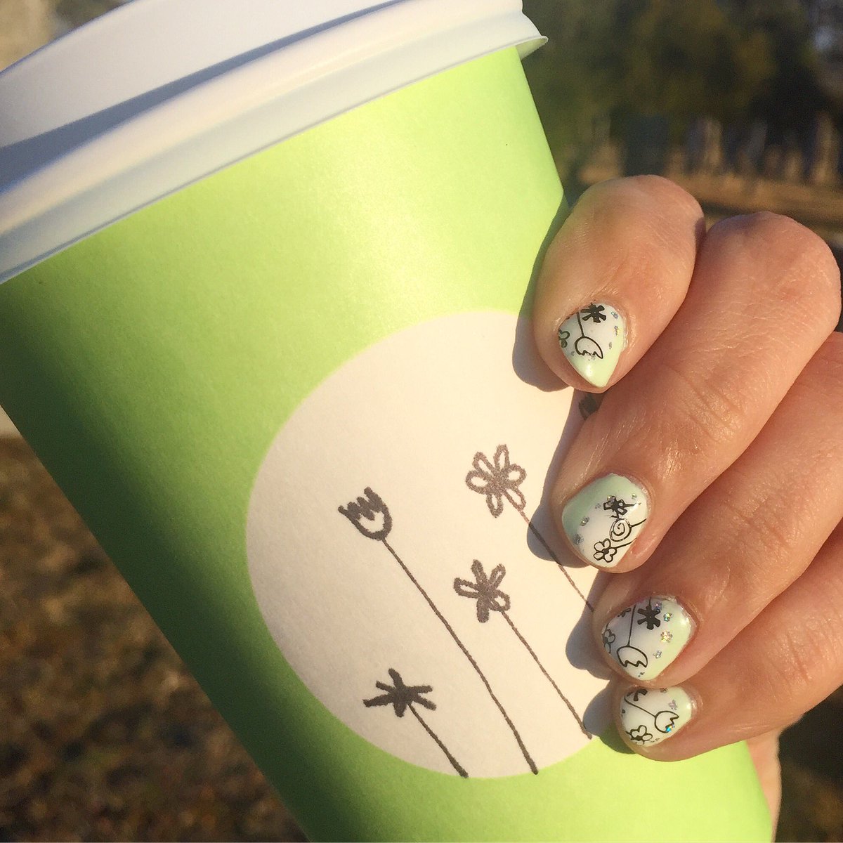 londonbrolly's tweet photo. Spring is my happy thought 😀💐
.
Celebrating with my @Starbucks #SpringCup with a hand painted seasonal mani💅🏻
.#notd #springcups #starbucks https://t.co/4BoP9gK0M3