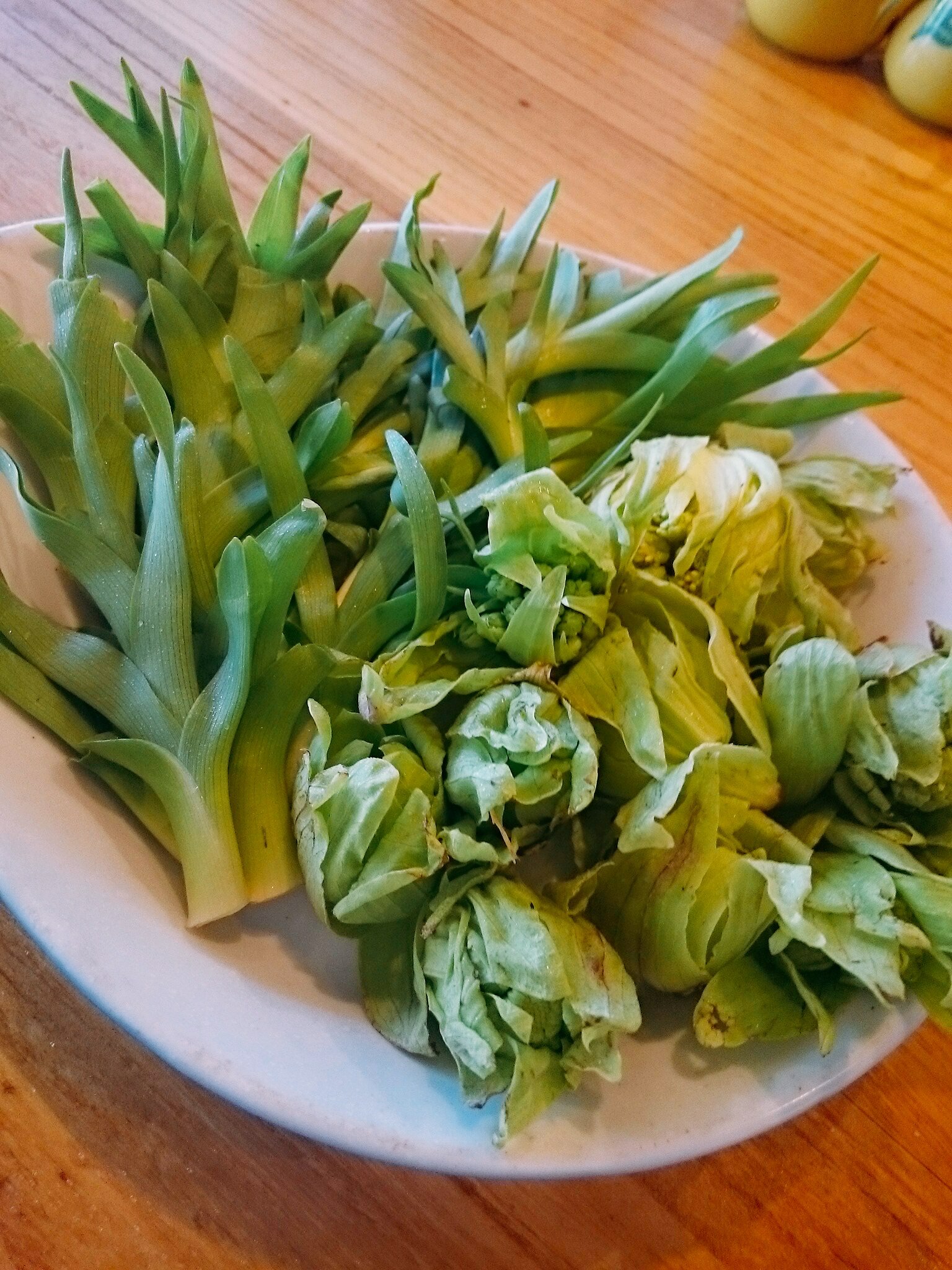Irodori 答えはおそらく カンゾウ というユリ科の山菜かと思います 本日はこのカンゾウと蕗の薹をシンプルに塩とオイルでオーブン焼きしたメニューもございます 蕗の薹の苦みと食感 カンゾウのほんのり甘みとヌメリ お試しあれ