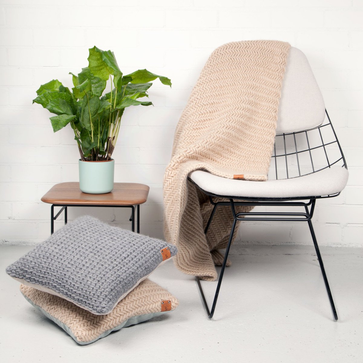 Kan je interieur wel een lente boost gebruiken? Kies dan de knuffelbare kussens 'tony' in zachte lente kleuren: grannysfinest.com/interieur/kuss…